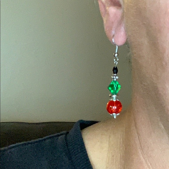 20311 ⭐️Red, green, and black earrings⭐️ - Picture 3 of 5